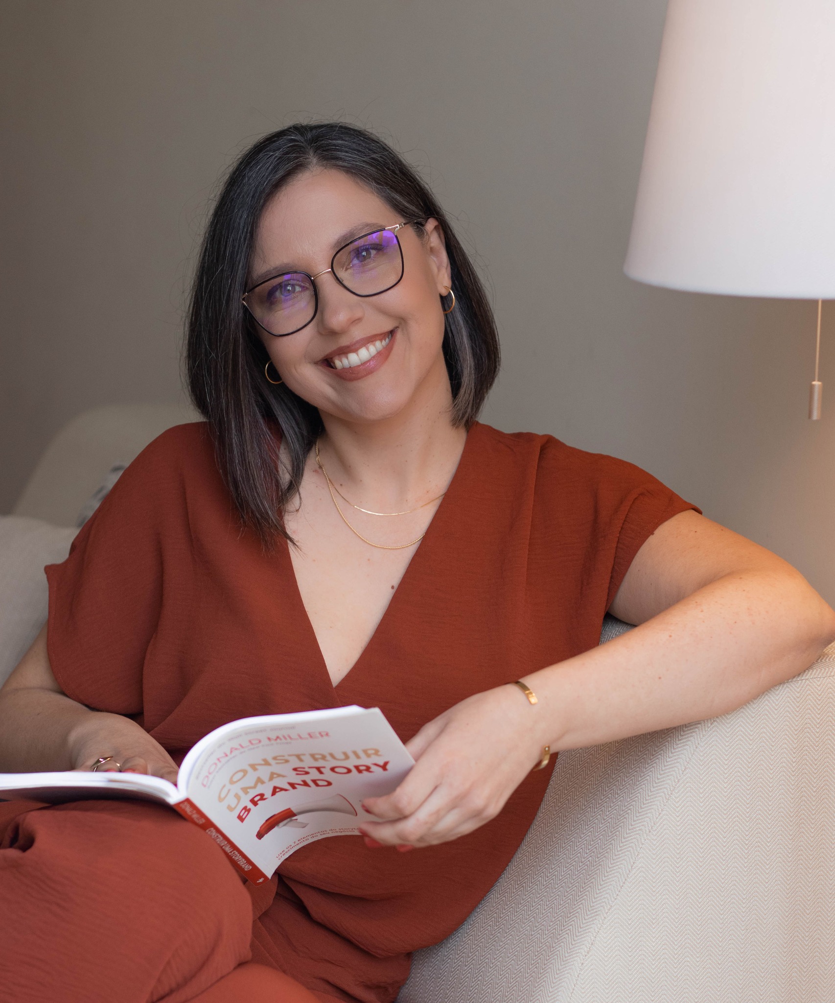 Cláudia Andrade a trabalhar com um livro