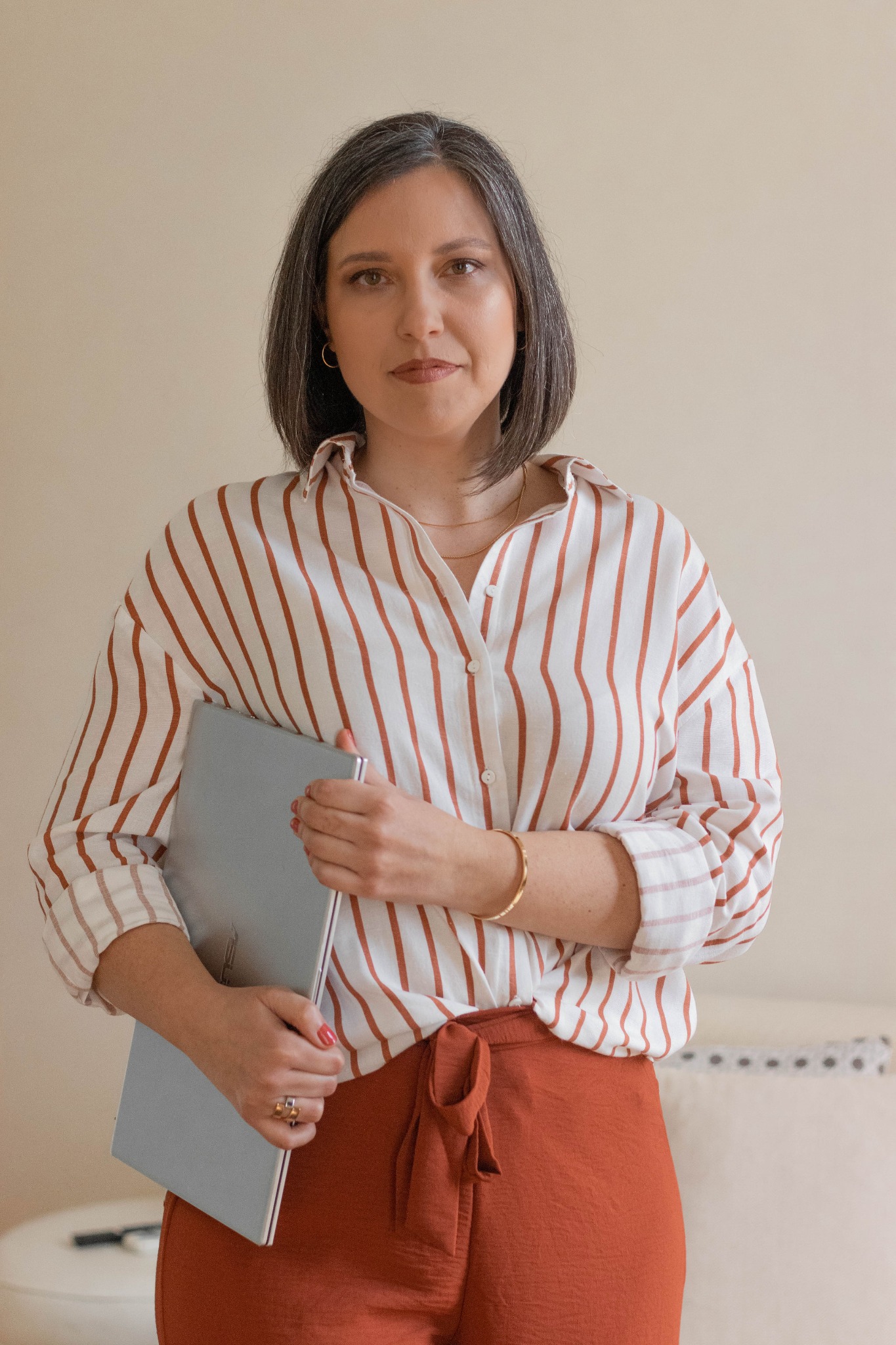 Cláudia Andrade com um computador portátil